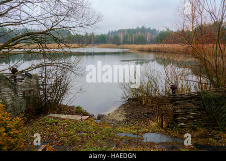 Ein kleiner See in der Nähe der privaten Holzhaus Stockfoto