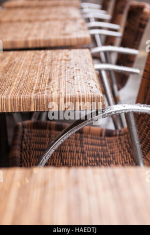 Cafe Stühle unter dem Regen. Stockfoto