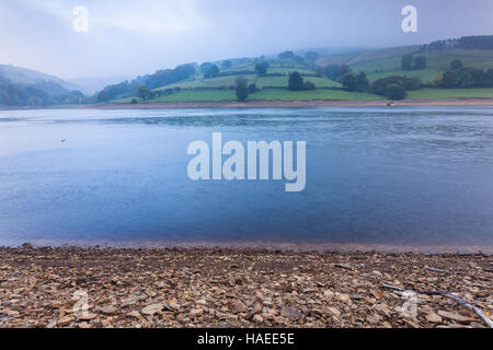 Ladybower Vorratsbehälter an einem nebligen Morgen. Stockfoto