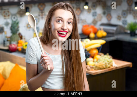 Frau in der Küche Stockfoto