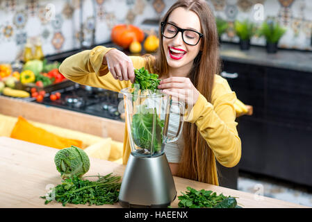 Frau machen smoothie Stockfoto