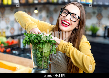 Frau machen smoothie Stockfoto