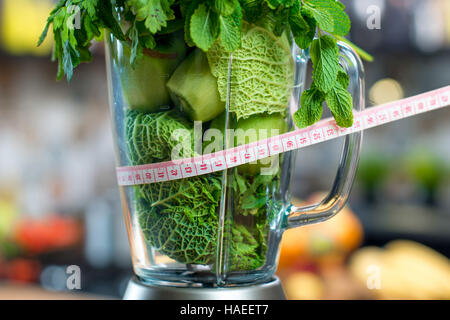 Mixer mit grünen Zutaten Stockfoto