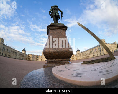 Gatchina.Russia.27 Okt 2015.Statue Paul ersten vor dem Palast in Gattschina. Stockfoto