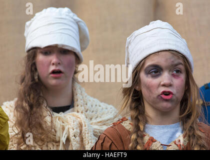 Junge Mädchen Schmuddelkinder singen im Victorian Weihnachtsfest in Portsmouth, Hampshire, England Großbritannien im November Stockfoto