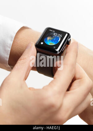 Frau Hand mit Apple Watch Smartwatch an ihrem Handgelenk auf weißem Hintergrund