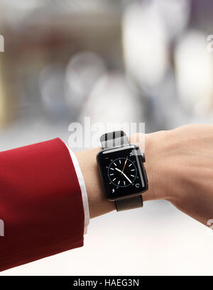 Frau Hand mit Apple Watch Smartwatch an ihrem Handgelenk im freien städtischen Szenerie isoliert auf weißem Hintergrund