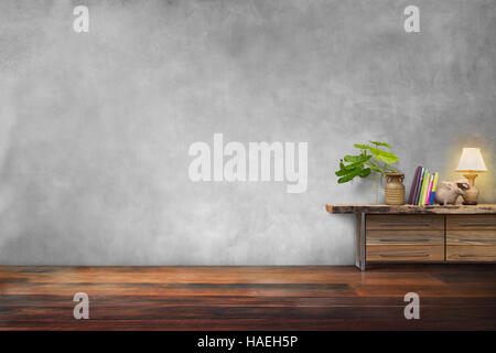 grüne Pflanzen Keramik Vase auf Schublade aus Holz in leere blaue Vintage Wohnzimmer Interieur Stockfoto