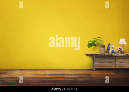 grüne Pflanzen Keramik Vase auf Schublade aus Holz in leere gelbe Vintage Wohnzimmer Interieur Stockfoto