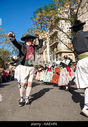 Mann in Tracht, führen einen traditionellen Tanz auf der Plaza del Mercado (Placa del Mercat), Valencia Stockfoto