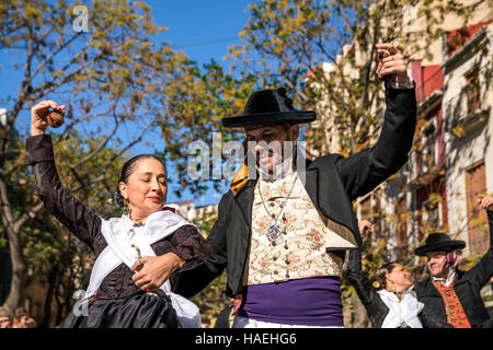 Mann und Frau in Trachten, führen einen traditionellen Tanz auf der Plaza del Mercado (Placa del Mercat), Valencia Stockfoto