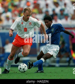 DENNIS BERGKAMP & MAZINHO Brasilien V HOLLAND 8. Juli 1994 Stockfoto