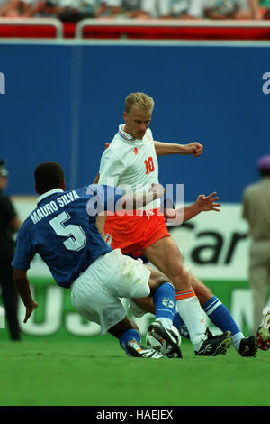 MAURO SILVA & DENNIS BERGKAMP Brasilien V HOLLAND 8. Juli 1994 Stockfoto