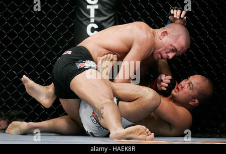 Georges St. Pierre, Top, kämpft BJ Penn bei der UFC 94 im MGM Grand Arena, am 31. Januar 2009 in Las Vegas, NV. Francis Specker Stockfoto