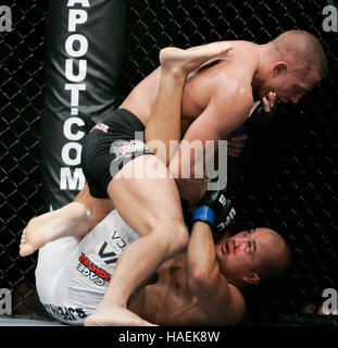 Georges St. Pierre, Top, kämpft BJ Penn bei der UFC 94 im MGM Grand Arena, am 31. Januar 2009 in Las Vegas, NV. Francis Specker Stockfoto