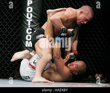 Georges St. Pierre, Top, kämpft BJ Penn bei der UFC 94 im MGM Grand Arena, am 31. Januar 2009 in Las Vegas, NV. Francis Specker Stockfoto