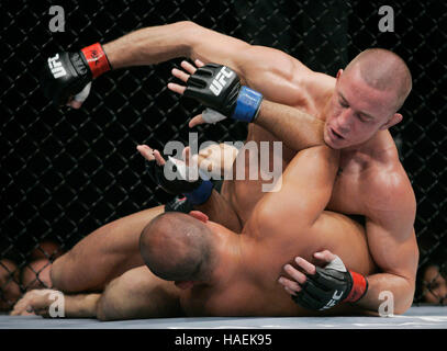 Georges St. Pierre, Top, kämpft BJ Penn bei der UFC 94 im MGM Grand Arena, am 31. Januar 2009 in Las Vegas, NV. Francis Specker Stockfoto