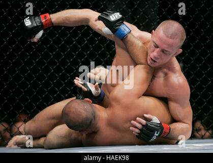 Georges St. Pierre, Top, kämpft BJ Penn bei der UFC 94 im MGM Grand Arena, am 31. Januar 2009 in Las Vegas, NV. Francis Specker Stockfoto