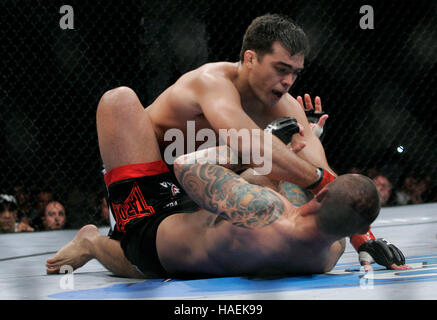 Lyoto Machida, Top, kämpft Thiago Silva bei UFC 94 im MGM Grand Arena, am 31. Januar 2009 in Las Vegas, NV. Francis Specker Stockfoto