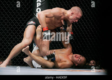 Georges St. Pierre, Top, kämpft BJ Penn bei der UFC 94 im MGM Grand Arena, am 31. Januar 2009 in Las Vegas, NV. Francis Specker Stockfoto