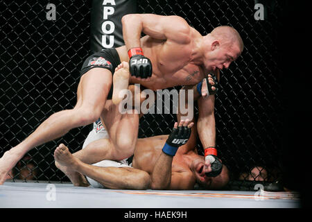 Georges St. Pierre, Top, kämpft BJ Penn bei der UFC 94 im MGM Grand Arena, am 31. Januar 2009 in Las Vegas, NV. Francis Specker Stockfoto