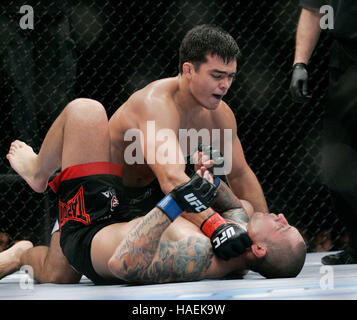 Lyoto Machida, Top, klopft Thiago Silva bei UFC 94 im MGM Grand Arena, am 31. Januar 2009 in Las Vegas, NV. Francis Specker Stockfoto