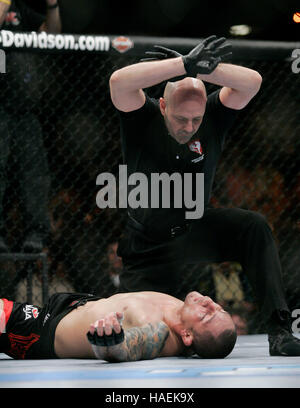 Thiago Silva legt auf der Matte nach von Lyoto Machida bei UFC 94 im MGM Grand Arena, am 31. Januar 2009 in Las Vegas, NV klopfte. Francis Specker Stockfoto