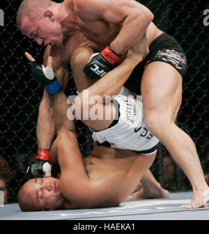 Georges St. Pierre, Top, kämpft BJ Penn bei der UFC 94 im MGM Grand Arena, am 31. Januar 2009 in Las Vegas, NV. Francis Specker Stockfoto