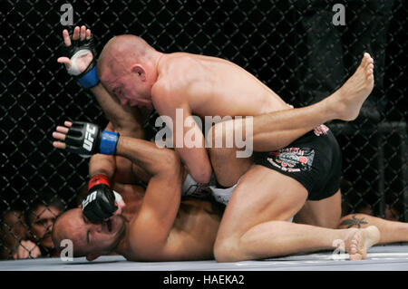 Georges St. Pierre, Top, kämpft BJ Penn bei der UFC 94 im MGM Grand Arena, am 31. Januar 2009 in Las Vegas, NV. Francis Specker Stockfoto