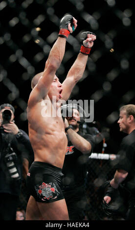 Georges St. Pierre feiert seinen Sieg über BJ Penn bei der UFC 94 im MGM Grand Arena, am 31. Januar 2009 in Las Vegas, NV. Francis Specker Stockfoto