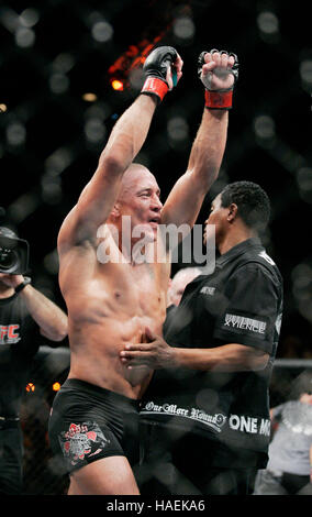 Georges St. Pierre feiert seinen Sieg über BJ Penn bei der UFC 94 im MGM Grand Arena, am 31. Januar 2009 in Las Vegas, NV. Francis Specker Stockfoto