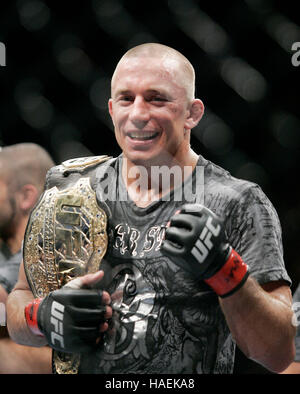 Georges St. Pierre feiert seinen Sieg über BJ Penn bei der UFC 94 im MGM Grand Arena, am 31. Januar 2009 in Las Vegas, NV. Francis Specker Stockfoto