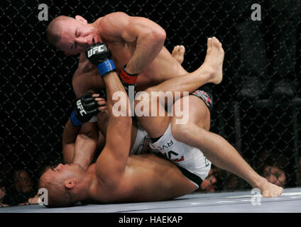 Georges St. Pierre, Top, kämpft BJ Penn bei der UFC 94 im MGM Grand Arena, am 31. Januar 2009 in Las Vegas, NV. Francis Specker Stockfoto