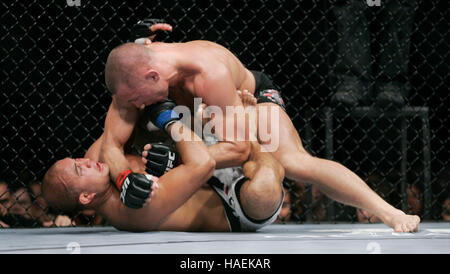 Georges St. Pierre, Top, kämpft BJ Penn bei der UFC 94 im MGM Grand Arena, am 31. Januar 2009 in Las Vegas, NV. Francis Specker Stockfoto