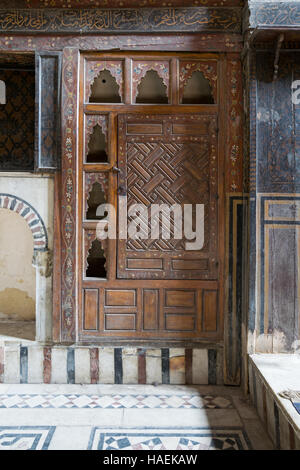 Eingebettete verzierten Holzschrank in eines der Zimmer der El Sehemy Haus, eine alte osmanische Ära in Kairo, ursprünglich erbaut im Jahre 1648 Stockfoto