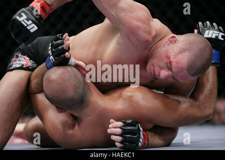 Georges St. Pierre, Top, kämpft BJ Penn bei der UFC 94 im MGM Grand Arena, am 31. Januar 2009 in Las Vegas, NV. Francis Specker Stockfoto