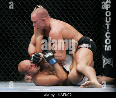 Georges St. Pierre, Top, kämpft BJ Penn bei der UFC 94 im MGM Grand Arena, am 31. Januar 2009 in Las Vegas, NV. Francis Specker Stockfoto