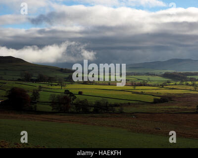 Wolken und weiches Licht über Scheune & Felder in der Nähe von Orton in Cumbria UK mit Blick auf den Yorkshire Fells jenseits Kirkby Stephen Stockfoto