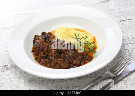 liegende mit Polenta, gespickt toskanischen Rindfleisch-Eintopf, traditionelle italienische Küche Stockfoto