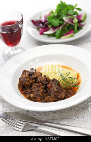 liegende mit Polenta, gespickt toskanischen Rindfleisch-Eintopf, traditionelle italienische Küche Stockfoto