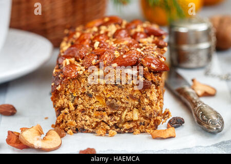 Traditionelle Weihnachts-Frucht-Kuchen mit Nüssen, Rosinen, getrocknete Früchte und Gewürze. Weihnachten behandeln. Selektiven Fokus Stockfoto
