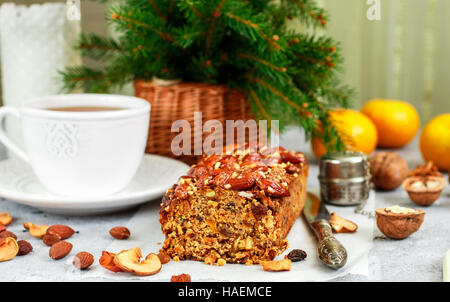 Traditionelle Weihnachts-Frucht-Kuchen mit Nüssen, Rosinen, getrocknete Früchte und Gewürze. Weihnachten behandeln. Selektiven Fokus Stockfoto
