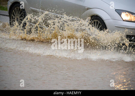 Auto fahren durch Hochwasser Stockfoto