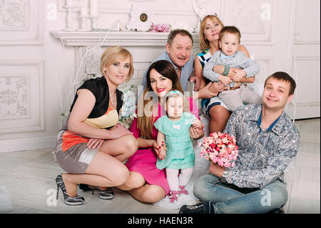 Drei-Generationen-Familie Zusammensitzen auf Sofa. Klassisches Portrait in einem frame Stockfoto