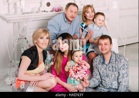 Drei-Generationen-Familie Zusammensitzen auf Sofa. Klassisches Portrait in einem frame Stockfoto