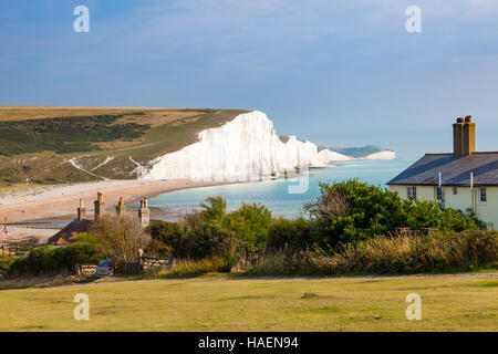Die sieben Schwestern Kreidefelsen und die Küstenwache Hütten von Seaford Head South Downs East Sussex England UK Stockfoto