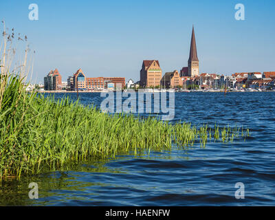 Blick über den Fluss Warnow, Rostock, Deutschland Stockfoto