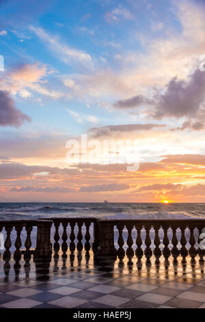 Terrazza Mascagni a Livorno bei Sonnenuntergang Stockfoto