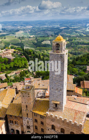 San Gimignano ist eine Anhöhe der ummauerten mittelalterlichen Stadt in der Provinz Siena, Toskana, Italien Stockfoto