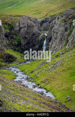 Wasserfall am Berg Akrafjall in Island Stockfoto
